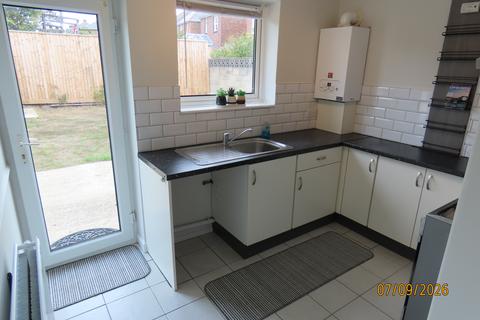 2 bedroom detached bungalow to rent, Dale Valley Road, Poole BH15