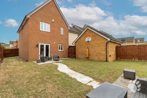4 bedroom semi-detached house for sale, Murray Way, Wickford SS12