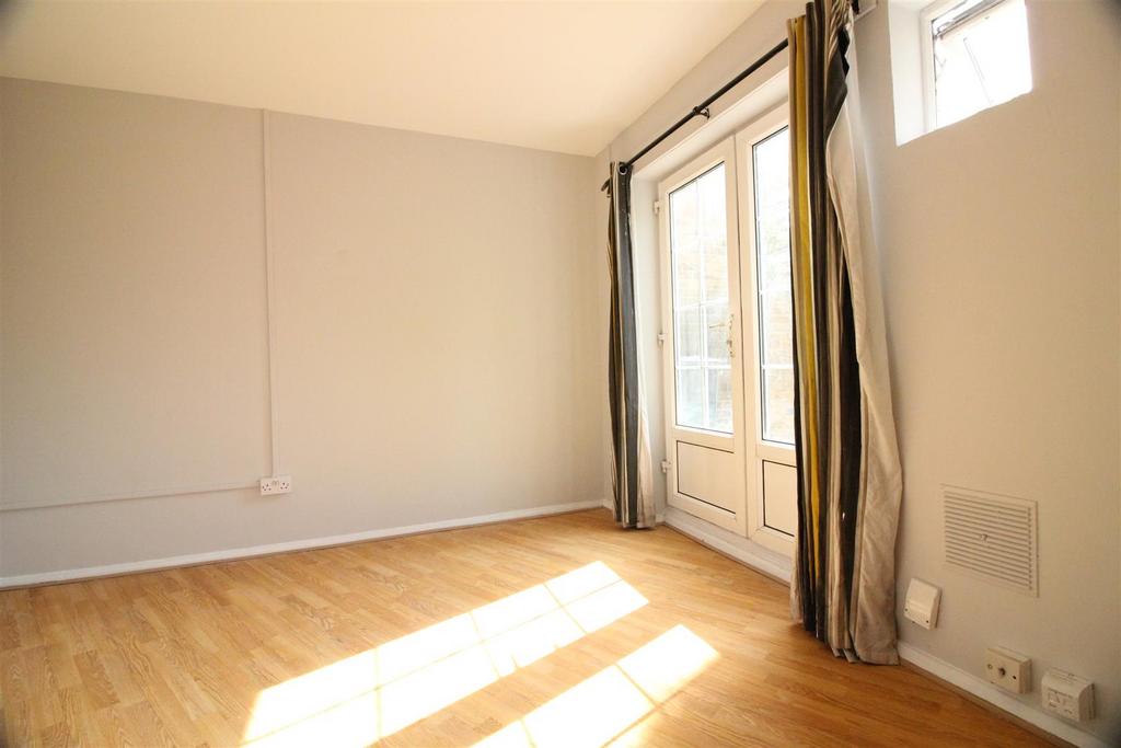 Apartment in London, Spring Grove - View 2