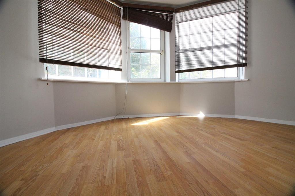 Apartment in London, Spring Grove - View 3