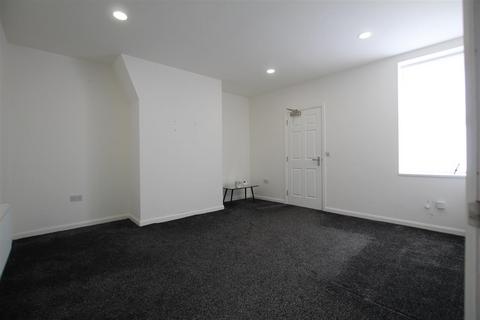 2 bedroom flat to rent, Wingrove Gardens, Newcastle upon Tyne NE4