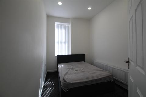 2 bedroom flat to rent, Wingrove Gardens, Newcastle upon Tyne NE4