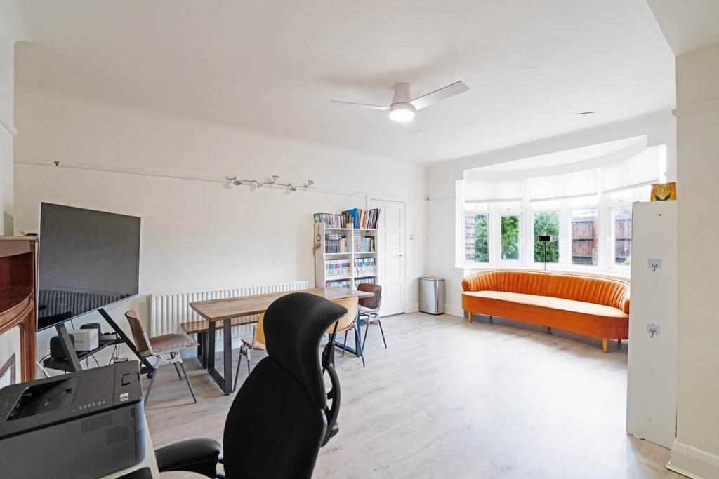 House in London, Royal Borough of Kingston upon Thames - View 2