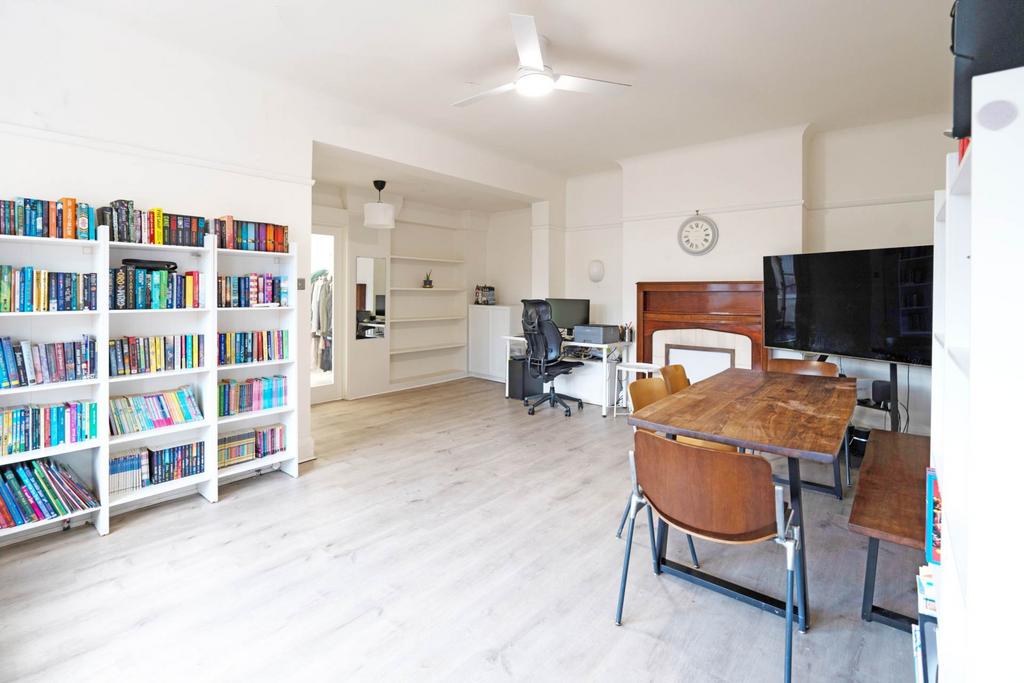 House in London, Royal Borough of Kingston upon Thames - View 4