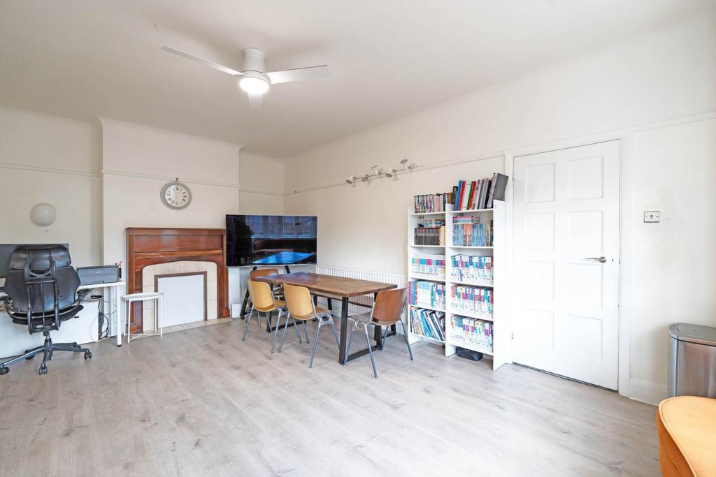 House in London, Royal Borough of Kingston upon Thames - View 5