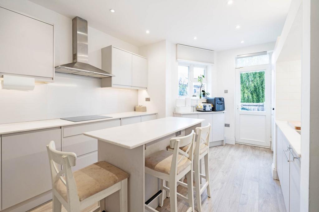 House in London, Royal Borough of Kingston upon Thames - More