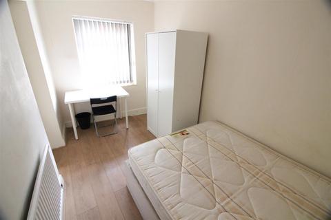 1 bedroom in a house share to rent, Twyford Abbey Road, London