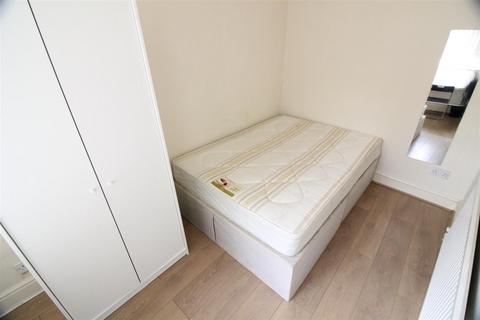 1 bedroom in a house share to rent, Twyford Abbey Road, London