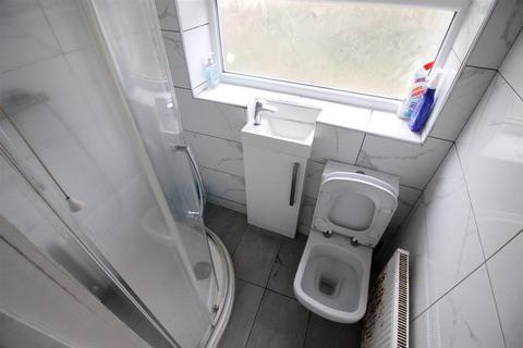 1 bedroom in a house share to rent, Twyford Abbey Road, London