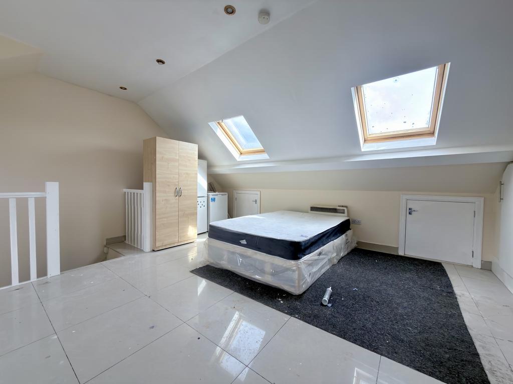 Apartment in Norbury - View 3