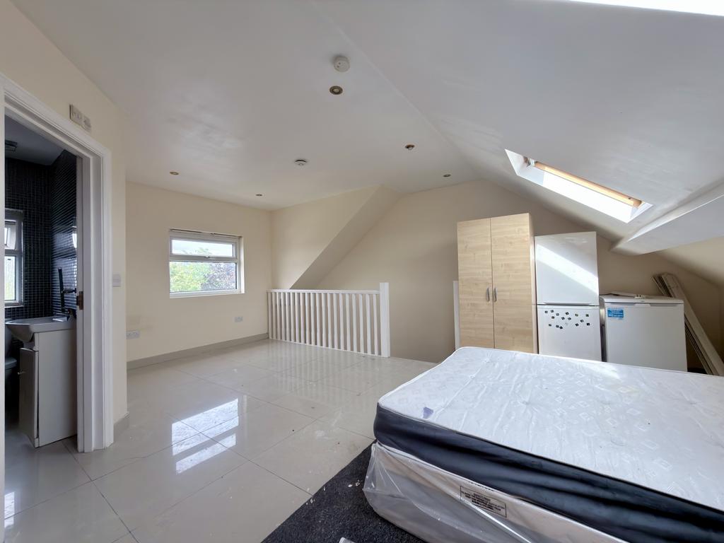 Apartment in Norbury - View 4