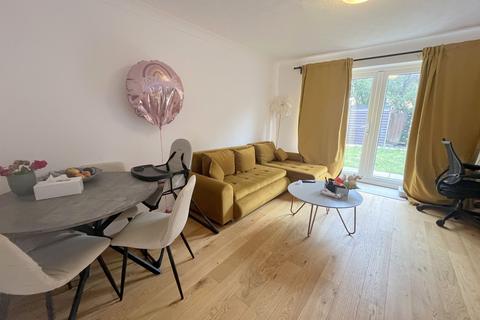 2 bedroom terraced house to rent, Farmbrook, Luton, LU2