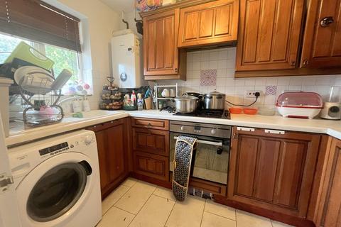 2 bedroom terraced house to rent, Farmbrook, Luton, LU2
