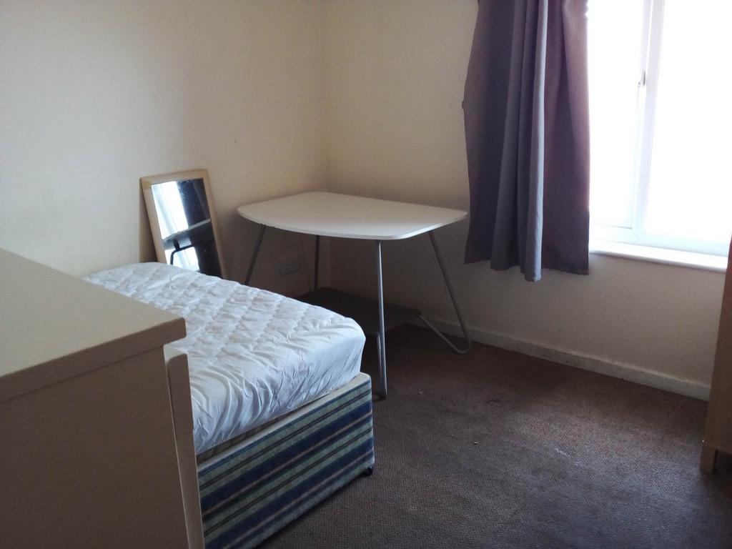 House in Leeds, West Yorkshire - View 5