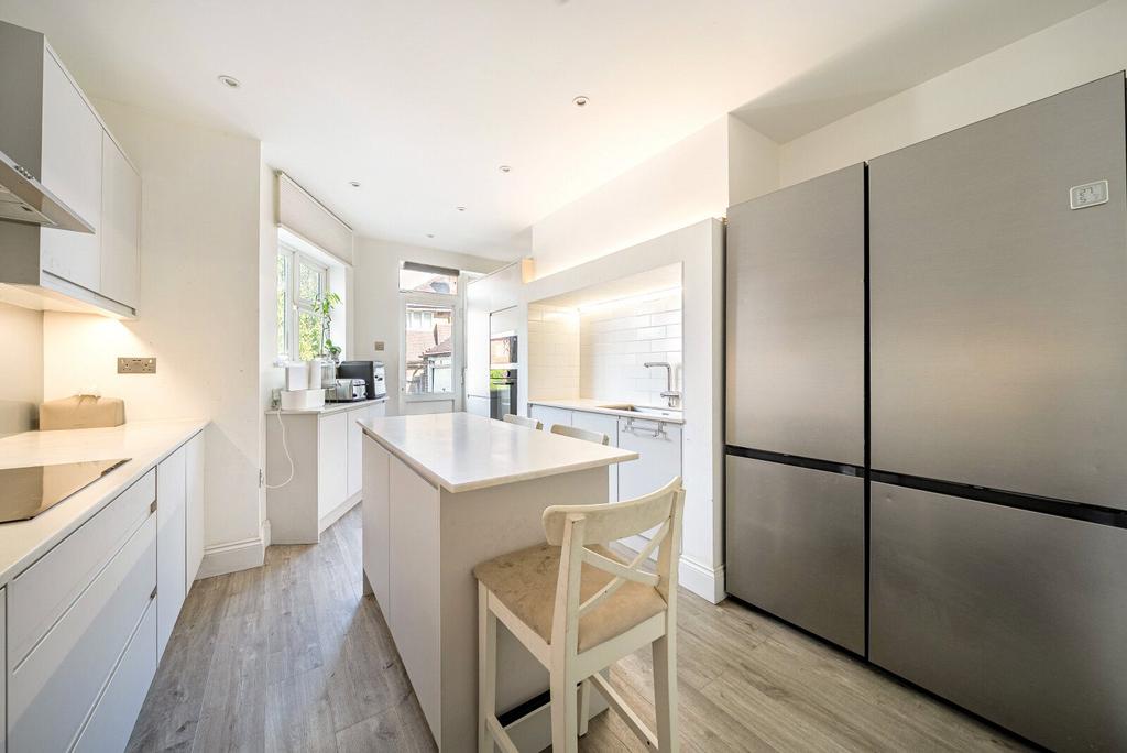 House in London, Royal Borough of Kingston upon Thames - View 2