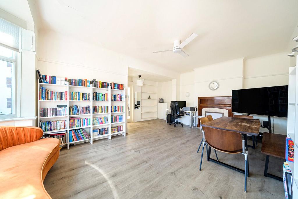 House in London, Royal Borough of Kingston upon Thames - View 3