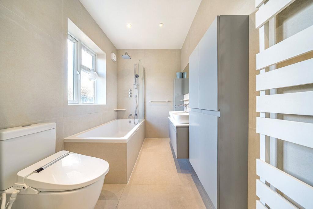 House in London, Royal Borough of Kingston upon Thames - View 4