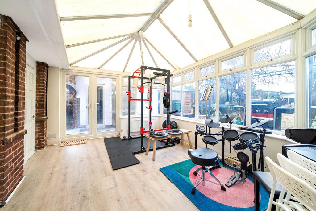 House in London, Royal Borough of Kingston upon Thames - More