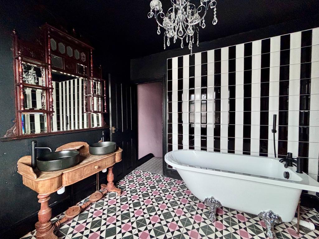 House in Liverpool, Kensington Fields, Kensington - More