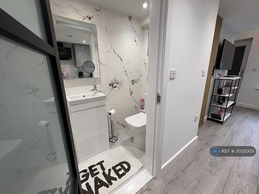 Apartment in Liverpool - More