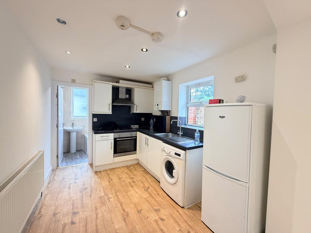 Apartment in Erith - View 3