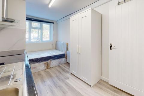1 bedroom in a house share to rent, Lindsey Close, Mitcham CR4