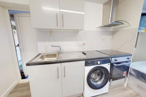 1 bedroom in a house share to rent, Lindsey Close, Mitcham CR4