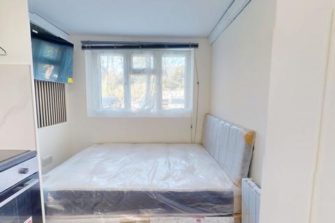 1 bedroom in a house share to rent, Lindsey Close, Mitcham CR4