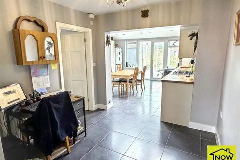 3 bedroom semi-detached house to rent, Linton Close, Farndon, Newark, Nottinghamshire.