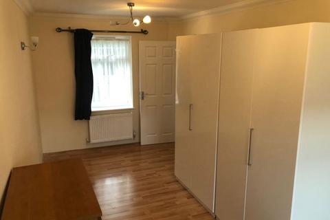 3 bedroom house to rent, Charles Church Walk, London, IG1