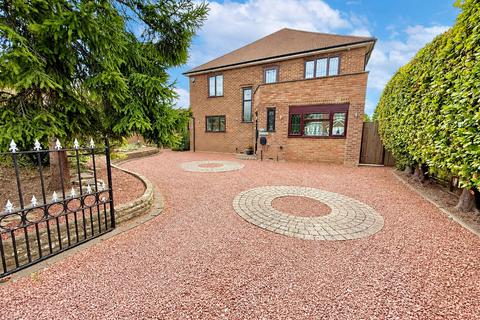 4 bedroom detached house for sale, Downs Road, Dunstable