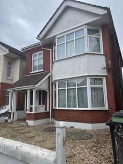 5 bedroom detached house to rent, Bingham Road, Bournemouth