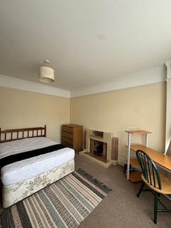 5 bedroom detached house to rent, Bingham Road, Bournemouth