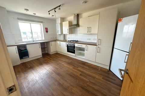3 bedroom flat to rent, Vickers House, Romford, RM1