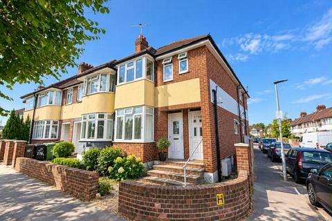 2 bedroom flat to rent, Hall Lane, London