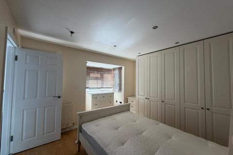 2 bedroom flat to rent, Hall Lane, London