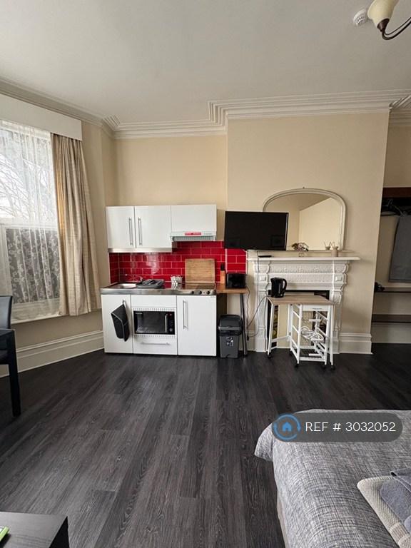 Apartment in Southampton - View 3