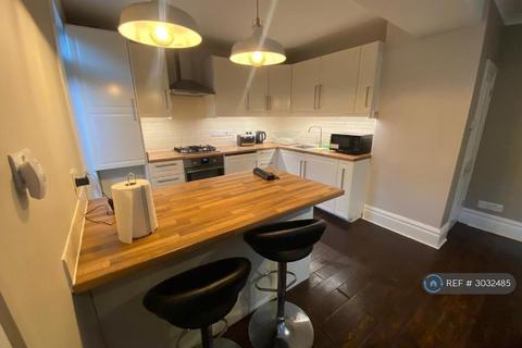 2 bedroom end of terrace house to rent, Yukon Road, London, SW12