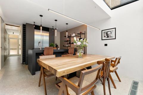 Shaftesbury Mews, London, W8