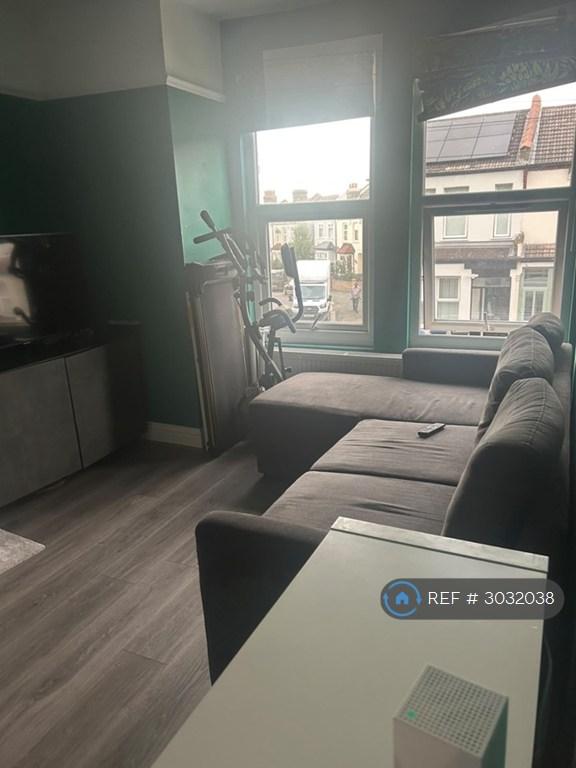 Apartment in Croydon - More