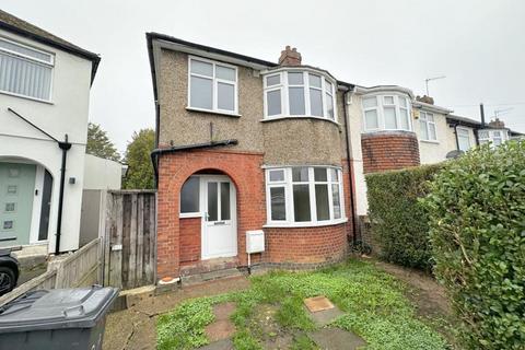 3 bedroom end of terrace house to rent, Shelley Road, Luton, LU4