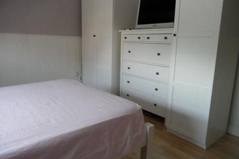 3 bedroom terraced house to rent, Lambourn Drive, Luton, LU2