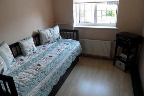 3 bedroom terraced house to rent, Lambourn Drive, Luton, LU2