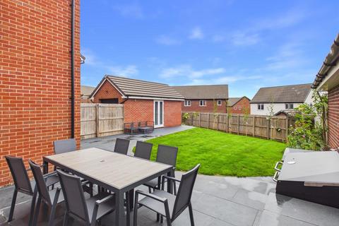 4 bedroom detached house for sale, Horsefair Close, Newent