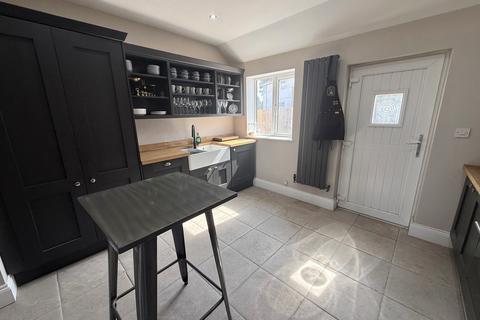 4 bedroom end of terrace house to rent, Shrewsbury Road, Bircotes, DONCASTER