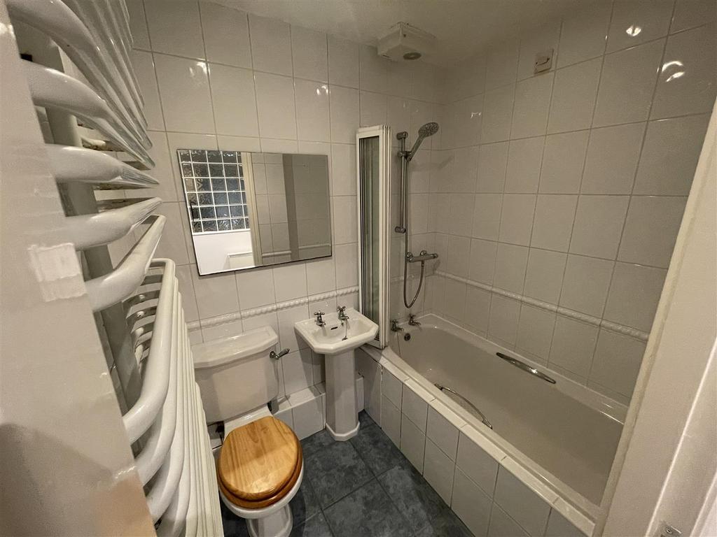 Apartment in Salford - View 4