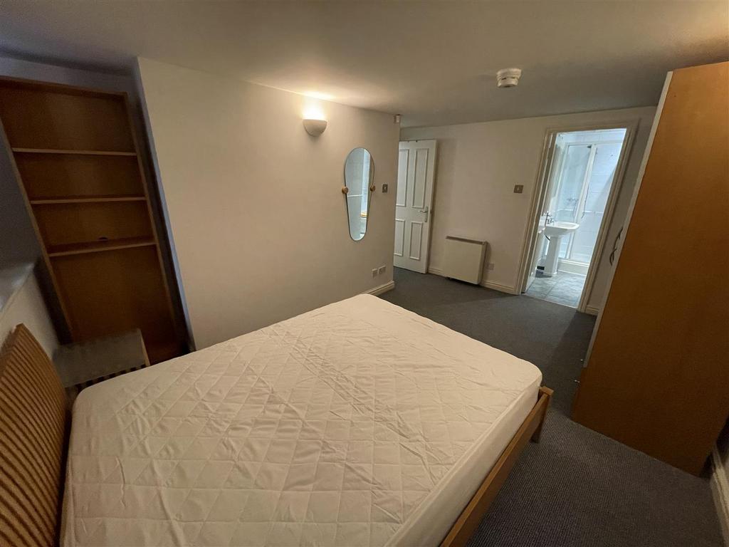 Apartment in Salford - More