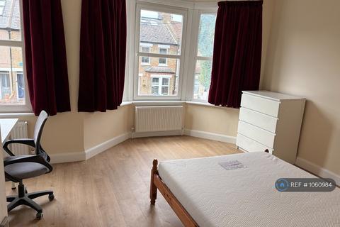 1 bedroom in a house share to rent, Glenfield Road, London, W13