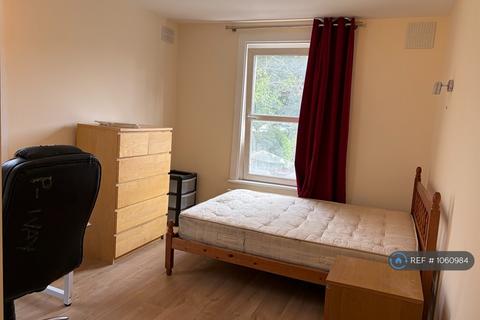 1 bedroom in a house share to rent, Glenfield Road, London, W13