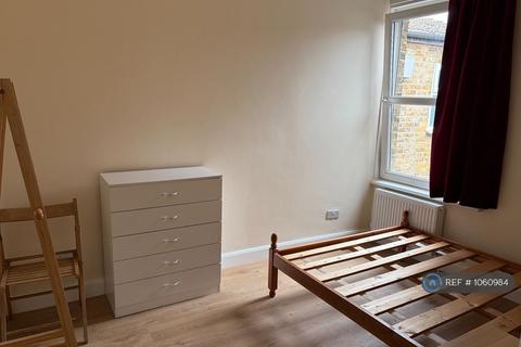 1 bedroom in a house share to rent, Glenfield Road, London, W13